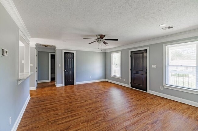Building Photo - 330 Monty Dr
