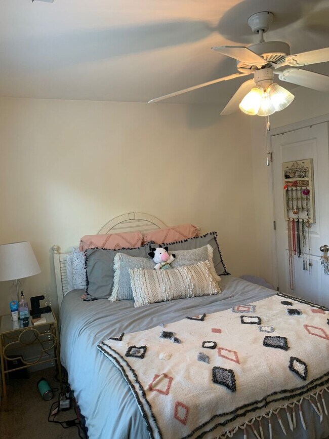 Building Photo - Four Bedroom Near Downtown Available for P...