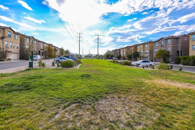 Building Photo - Beautiful 3 Bed Home With 3 Full Baths And...