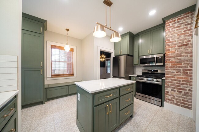 Building Photo - Charming home, great condition!