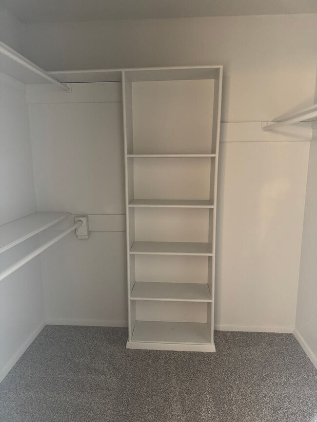 Building Photo - 5921 Pleasant Hill Dr