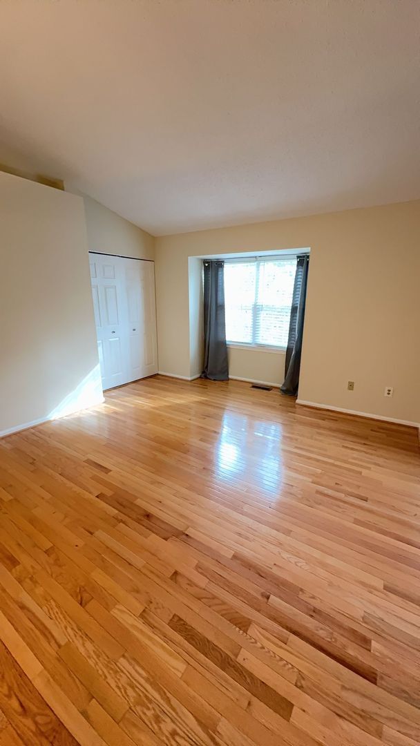 Building Photo - Two Primary Suite, Three Level Townhouse in the Pinecrest Community