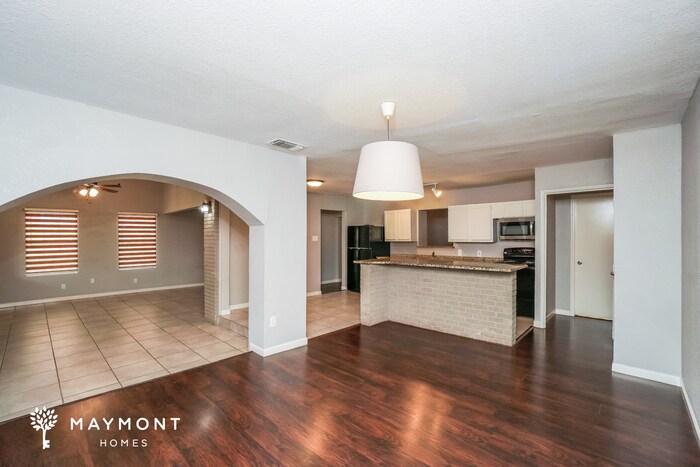Building Photo - 455 Maplewood Ln