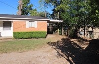 Building Photo - Three bedroom, One Bath Duplex Near Hospit...