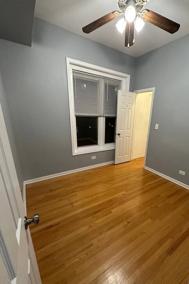 Building Photo - 1032 W Leland Ave