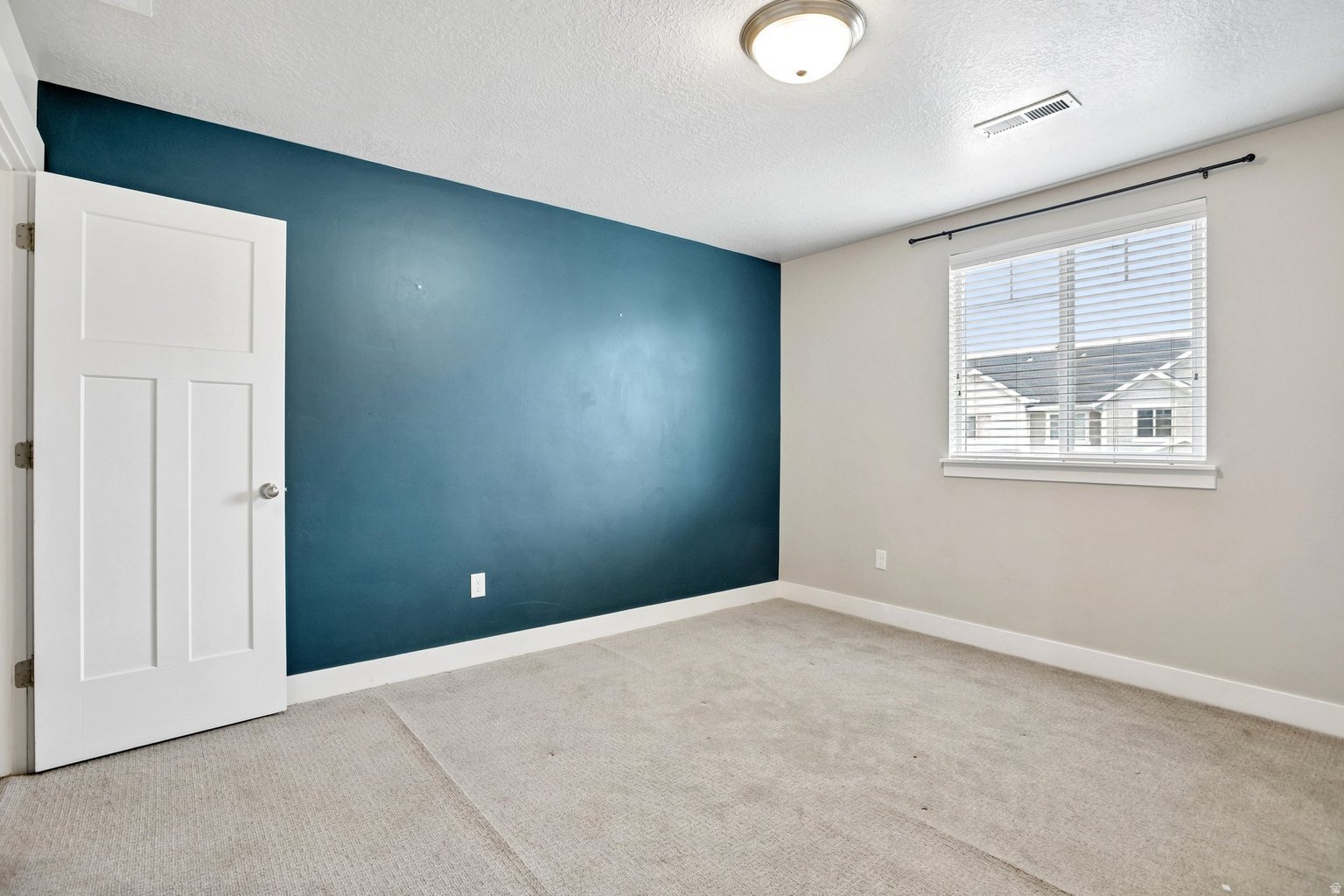 Building Photo - 167 W Silver Springs Dr
