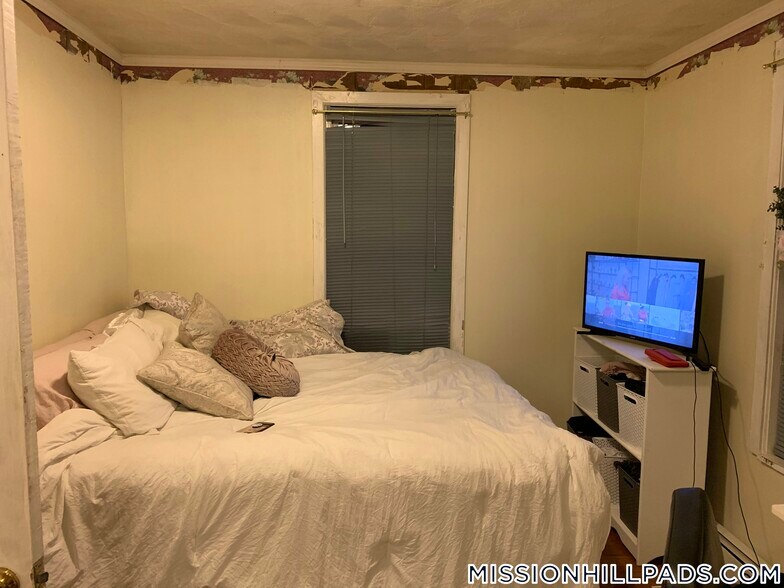 Building Photo - 205 Hillside St