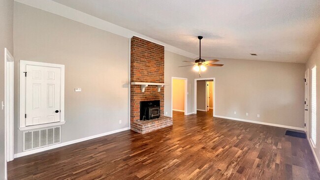 Building Photo - 490 Scott Ln