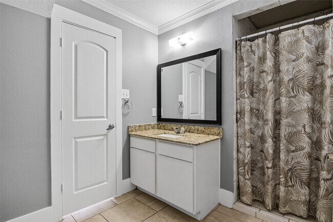 Building Photo - 2811 Oakland Brook St