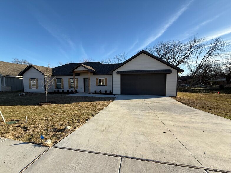 Building Photo - 104 Kirkland St