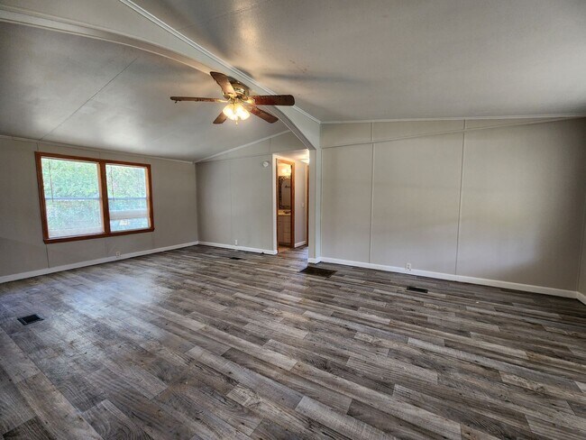 Building Photo - 3 bed, 2 bath on 1/3 Acre of FENCED land.