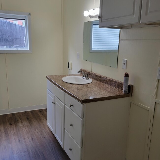 Building Photo - 438 S Powell Ave