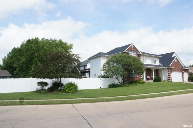 Building Photo - 2810 Emerald Dr