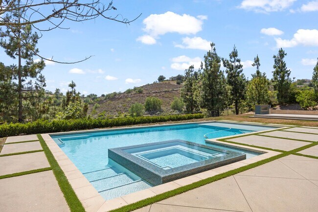 Building Photo - Exquisite Luxury Living in the Moorpark Co...