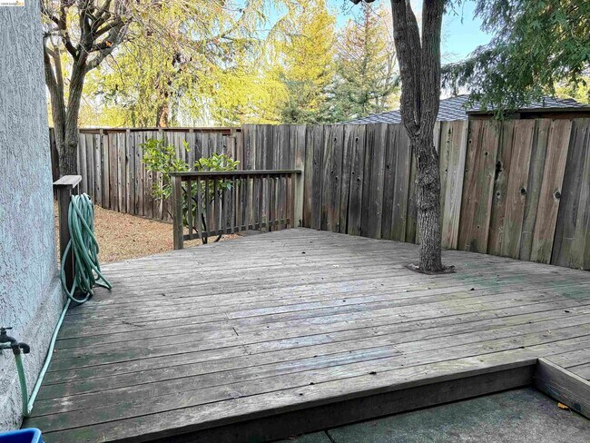 Building Photo - 600 Chandon Ct