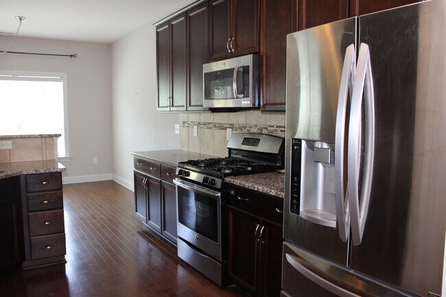 Building Photo - 241 Vinewood Pl