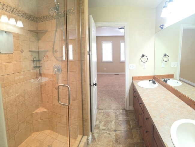 Building Photo - Beautiful 3 Bed, 2.5 bath Townhome with Attached 2 Car Garage in Rock Creek