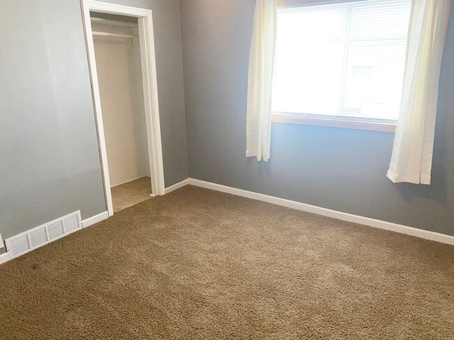 Building Photo - 3-Bedroom 1-Bath Single-Family Home With 1...