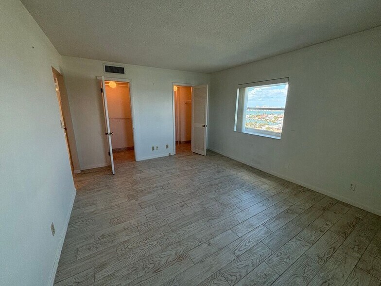 Building Photo - 420 64th Ave