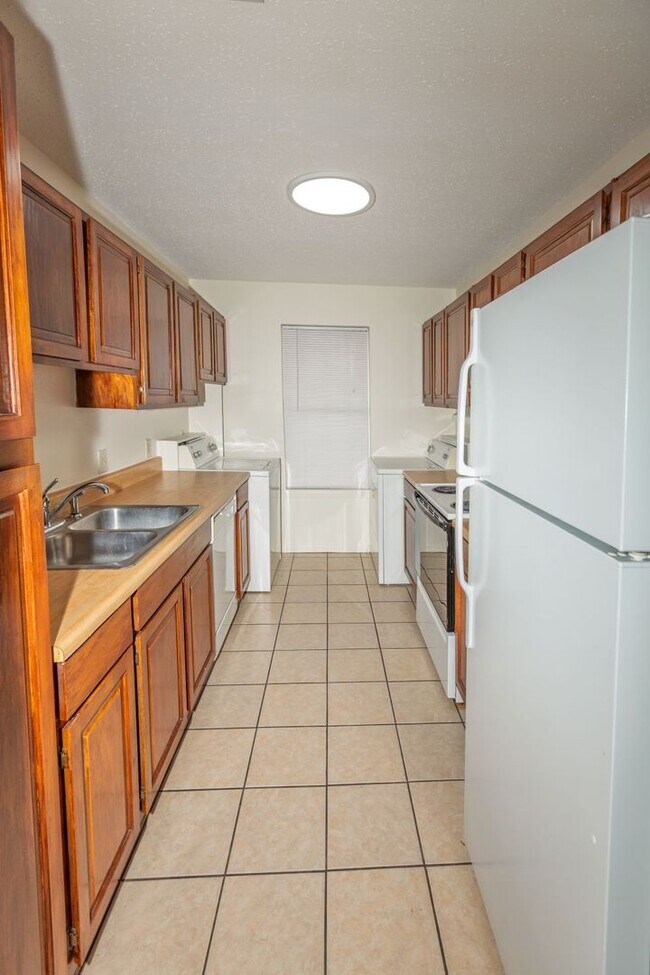 Building Photo - Oakview Condos