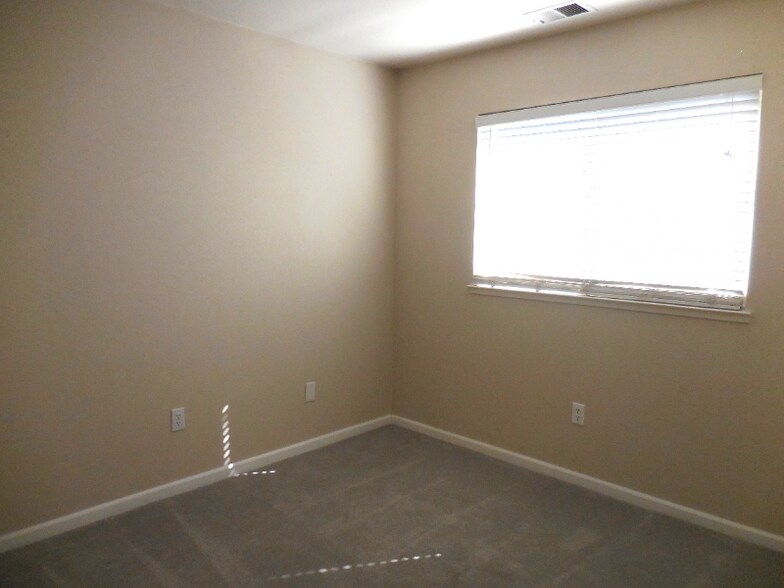 Building Photo - 368 Quail Dr