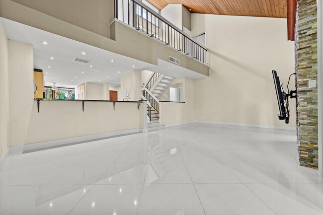 Building Photo - 790 St Albans Dr