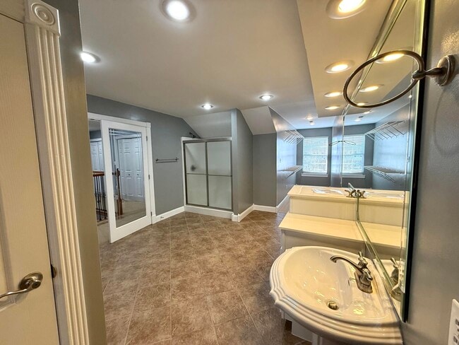 Building Photo - 98 Melrose Dr