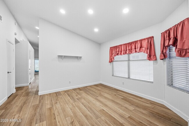 Building Photo - 1142 W Sparrow Dr