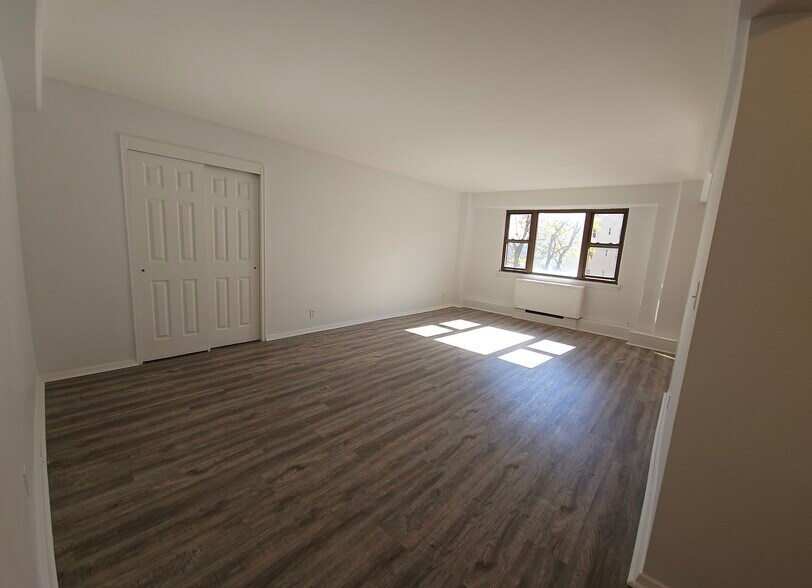 Building Photo - 8800 Boulevard East