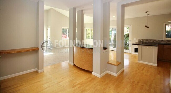 Building Photo - 133 Tiburon Blvd