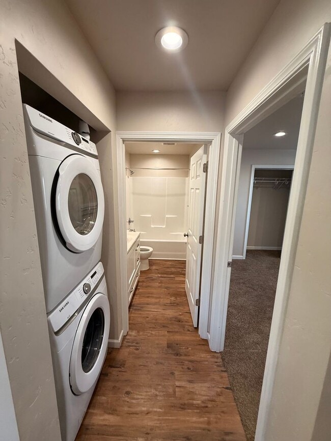 Building Photo - Spacious 3 Bedroom, 2 Bath Home with Garage & Fenced Yard!