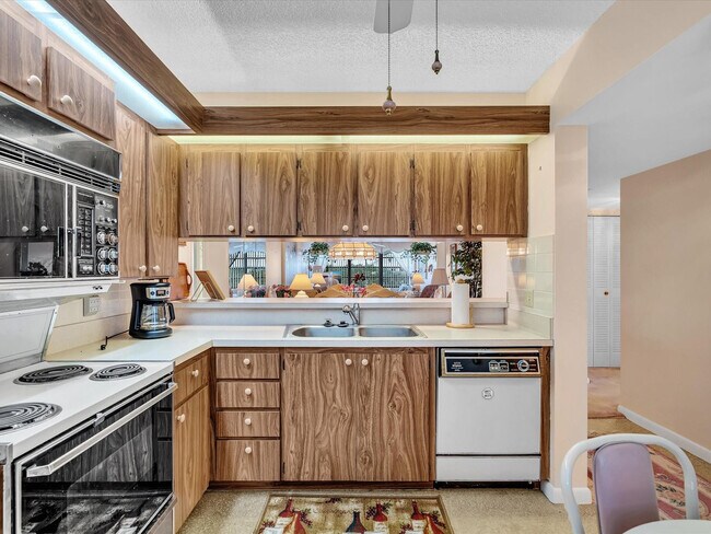 Building Photo - 6049 Balboa Cir