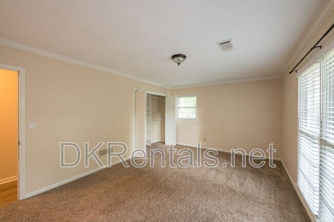 Building Photo - 225 Pebble Trail