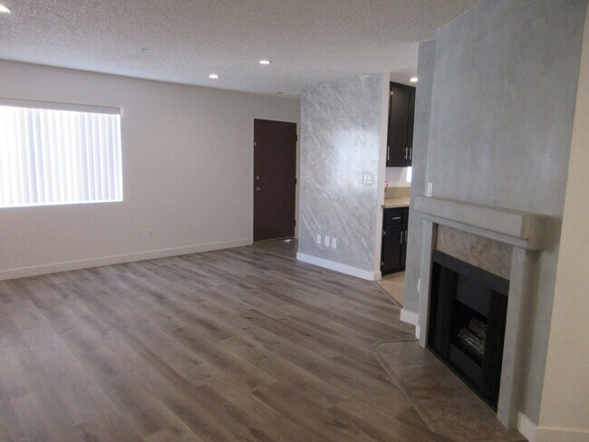 Building Photo - **REDUCED PRICE** 2 bedroom Canoga Park condo on Eton Ave!