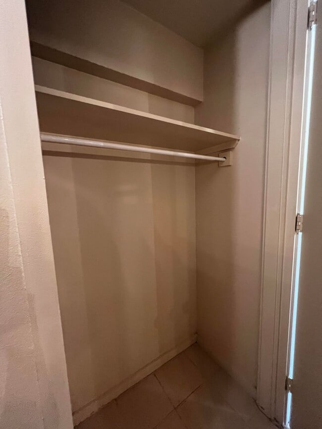 Building Photo - Studio unit at Holiday Manor AVAILABLE SEP...