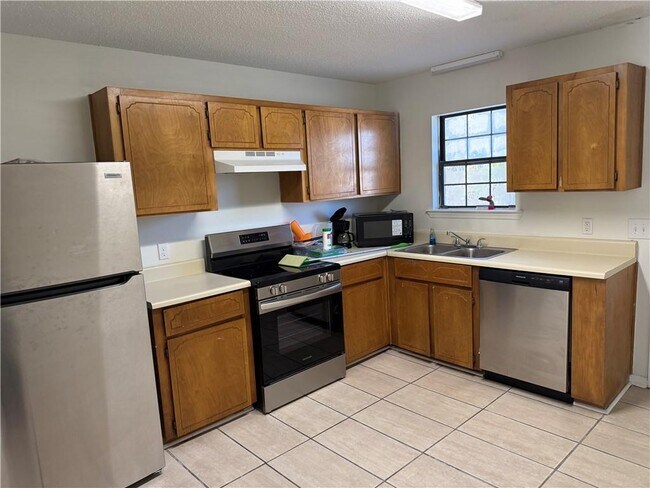 Building Photo - 890 E Cherry St