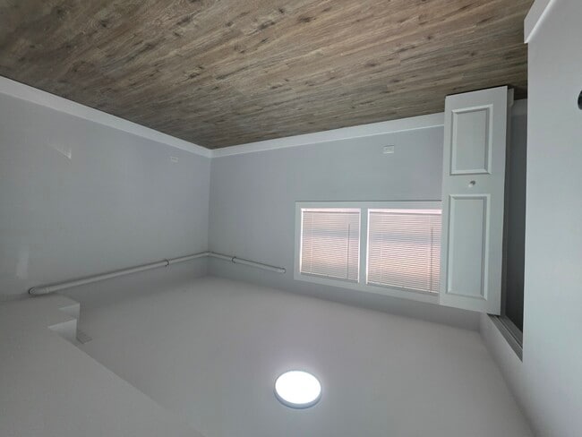 Building Photo - 1621 E 74th Pl