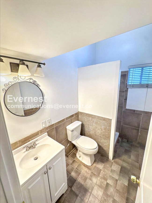 Building Photo - 714 60th St