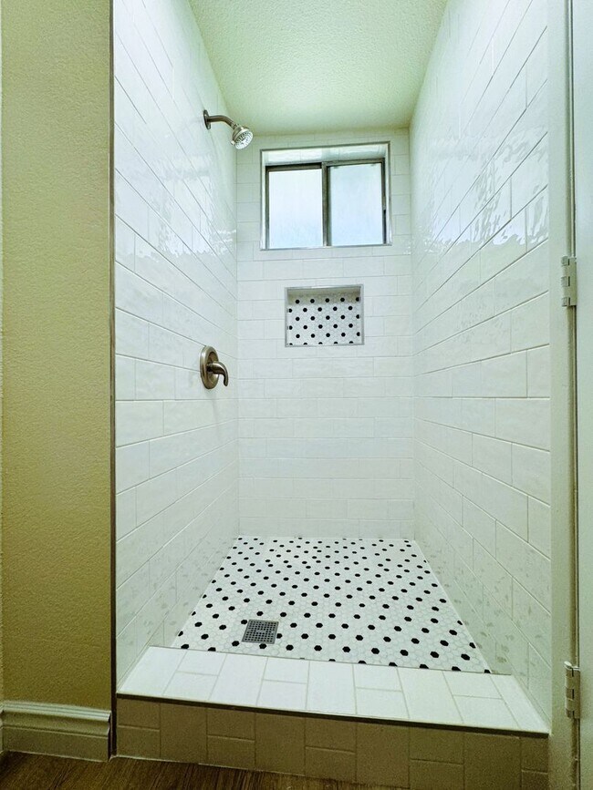 Building Photo - 2105 E Petunia St