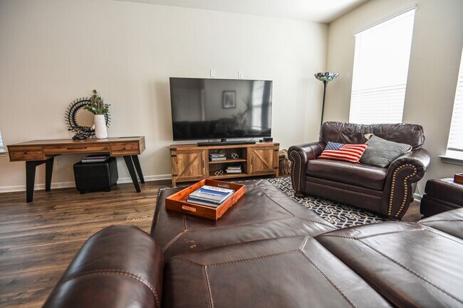 Building Photo - 2047 Hinshaw Dr