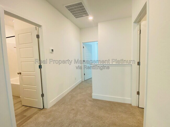 Building Photo - 2752 E Tamarind Dr