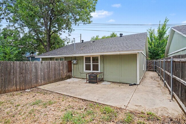 Building Photo - Charming 2-bedroom, 1-bath home in a convenient Fort Worth location!