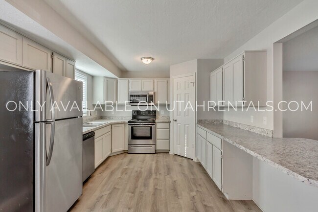 Building Photo - 1737 W Garden Dr