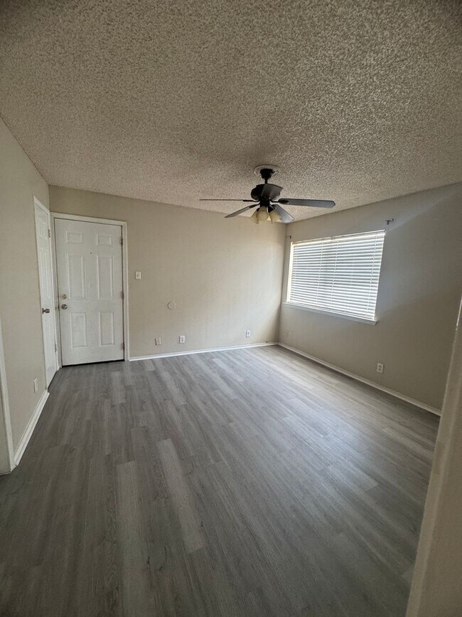 Building Photo - 419 W Spruce Ave