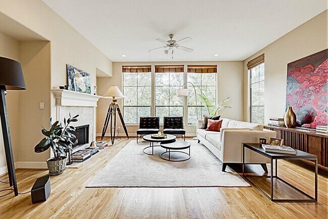 Building Photo - 5422 Lillian St