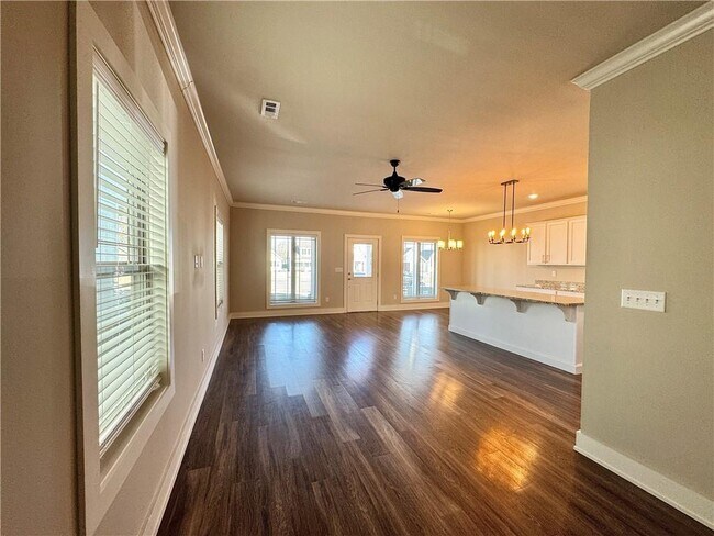 Building Photo - 814 NE Hts Ln