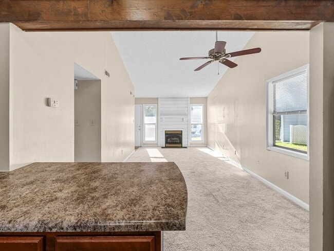 Building Photo - Townhome Beauty!