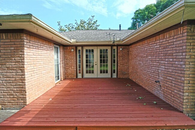 Building Photo - Wonderful mid century one story home, rece...