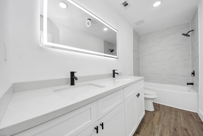 Building Photo - 1203 W 6th St