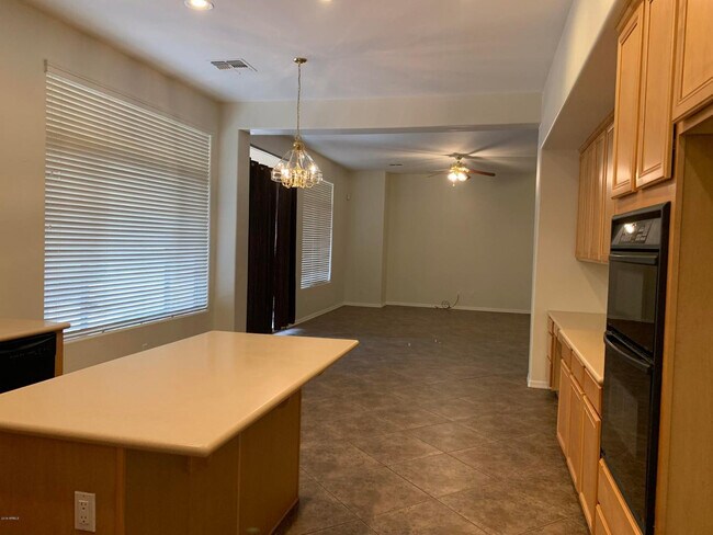 Building Photo - 1530 W Thompson Way